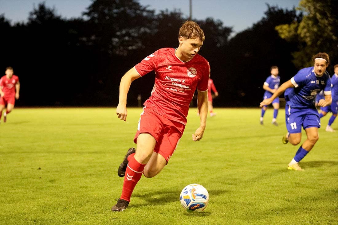 Nicolas Timpe schlägt beim 8:2 gegen Bönebüttel-Husberg drei Mal für die SG Sarau/Bosau zu