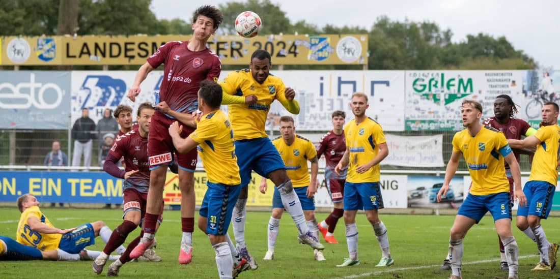 Spitzenreiter Weiche Flensburg beim 4:0 gegen Tofe mit brutaler Offensive