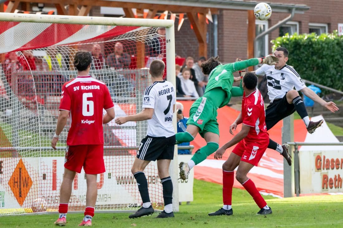 SV Eichede landet beim 5:1 gegen schwache Heider den Befreiungsschlag – Erfurth schnürt Dreierpack