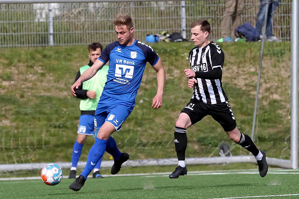 Bent Rathjens trifft in der 97. Minute für Jevenstedt zum 1:1 gegen Klausdorf
