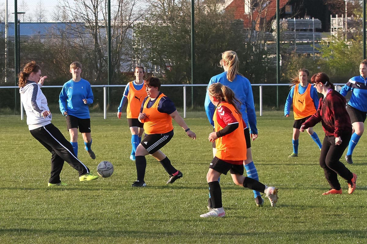Der Ball ist für alle rund – Inklusionstraining der Women macht allen Spaß