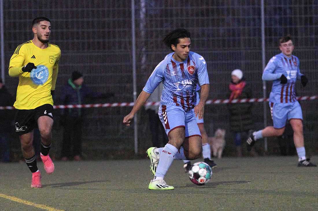 Chima Iheagwaram steht goldrichtig: Rot-Schwarz Kiel mit 1:0 bei Weiche II