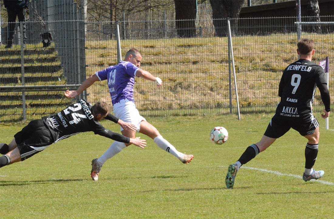 Zwischen den Boxen offene Partie 3:0 für VfR Neumünster gegen Reinfeld