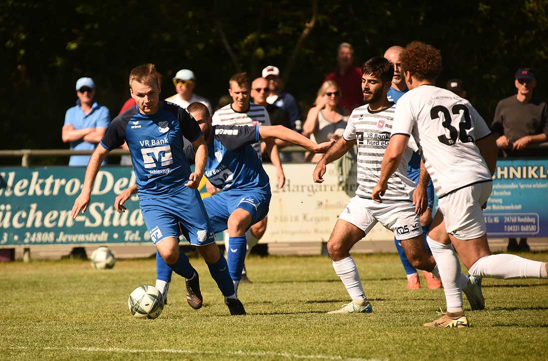Jevenstedt feiert 2:1-Erfolg im Kellerderby gegen Friedrichsberg – Elfer von Meyert bringt den Sieg