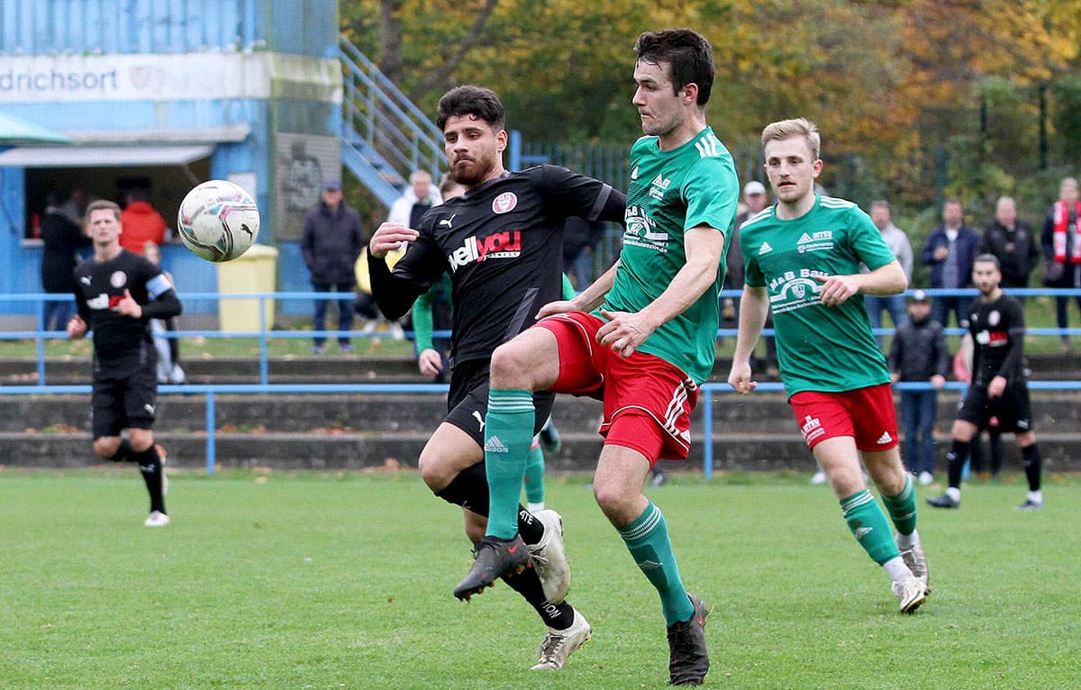 Livius Höckendorf köpft Eidertal in Hohenwestedt zum 1:1 in der 94. Minute