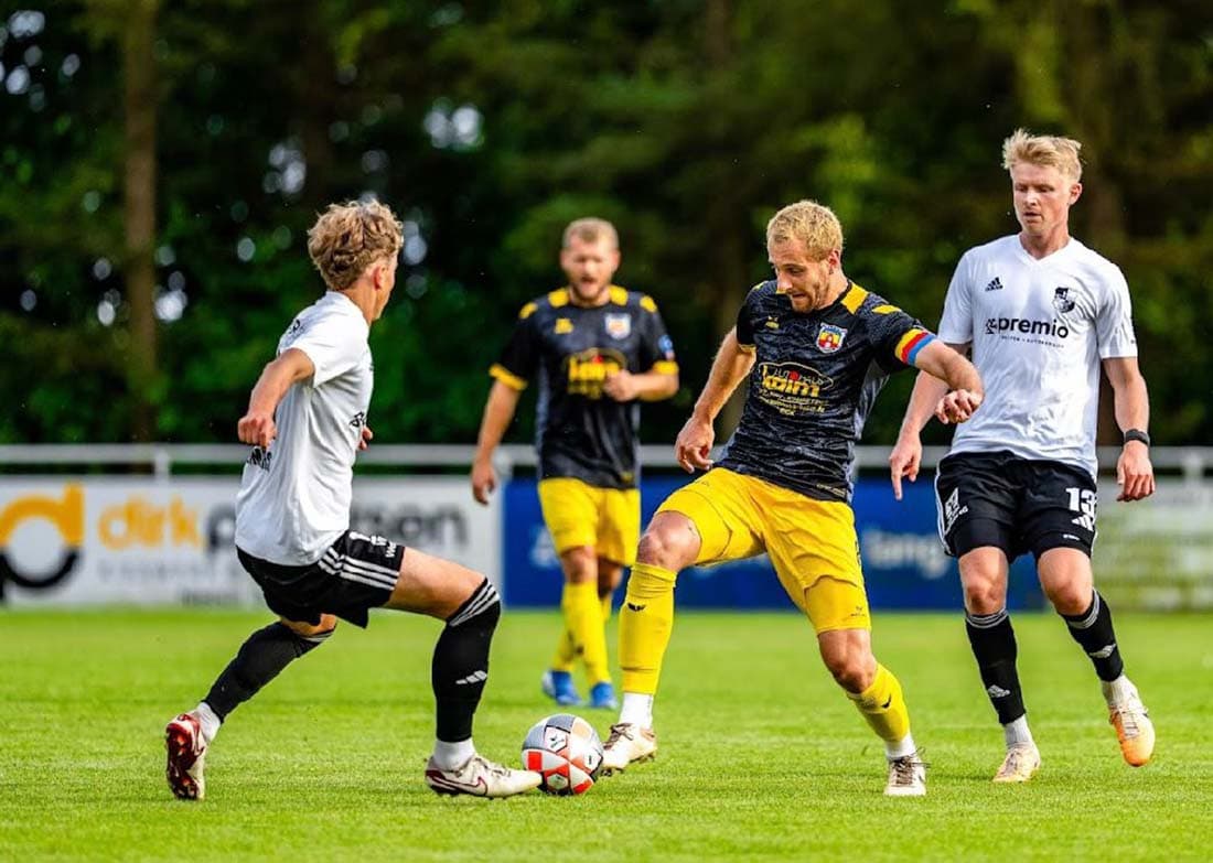 Marvin Bruhn vom SV Frisia feiert seinen 300. Punktspieleinsatz