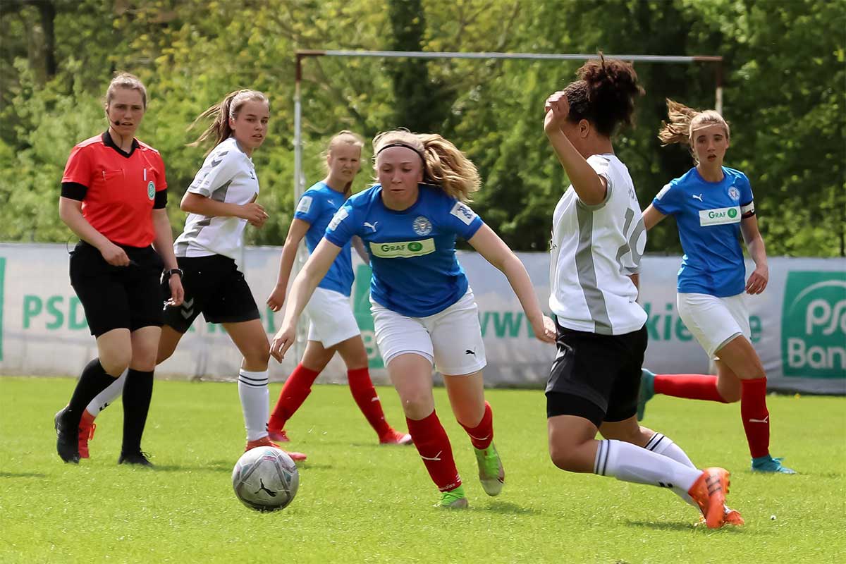 Eva Gellert, Jula Schweckendiek und Fabienne Laborn beim 0:3 ohne Fortune
