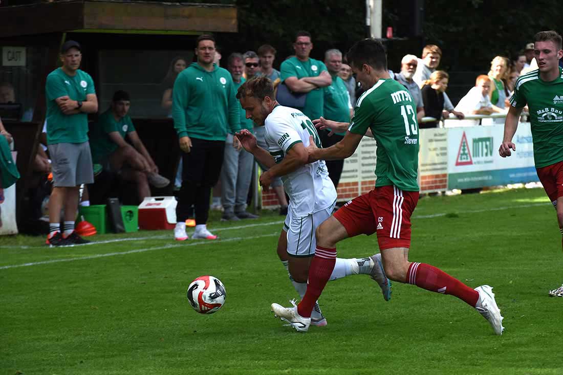 Aufsteiger Hohenwestedt hält beim 6:2-Offensivfeuerwerk des PSV Neumünster lange gut mit