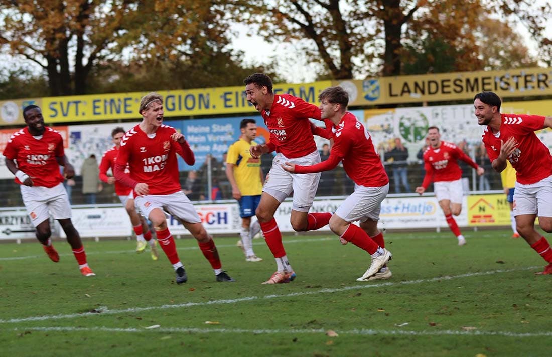 Im Topspiel: Keeper Christopher Barkmann rettet Eichede 1:1 in Todesfelde