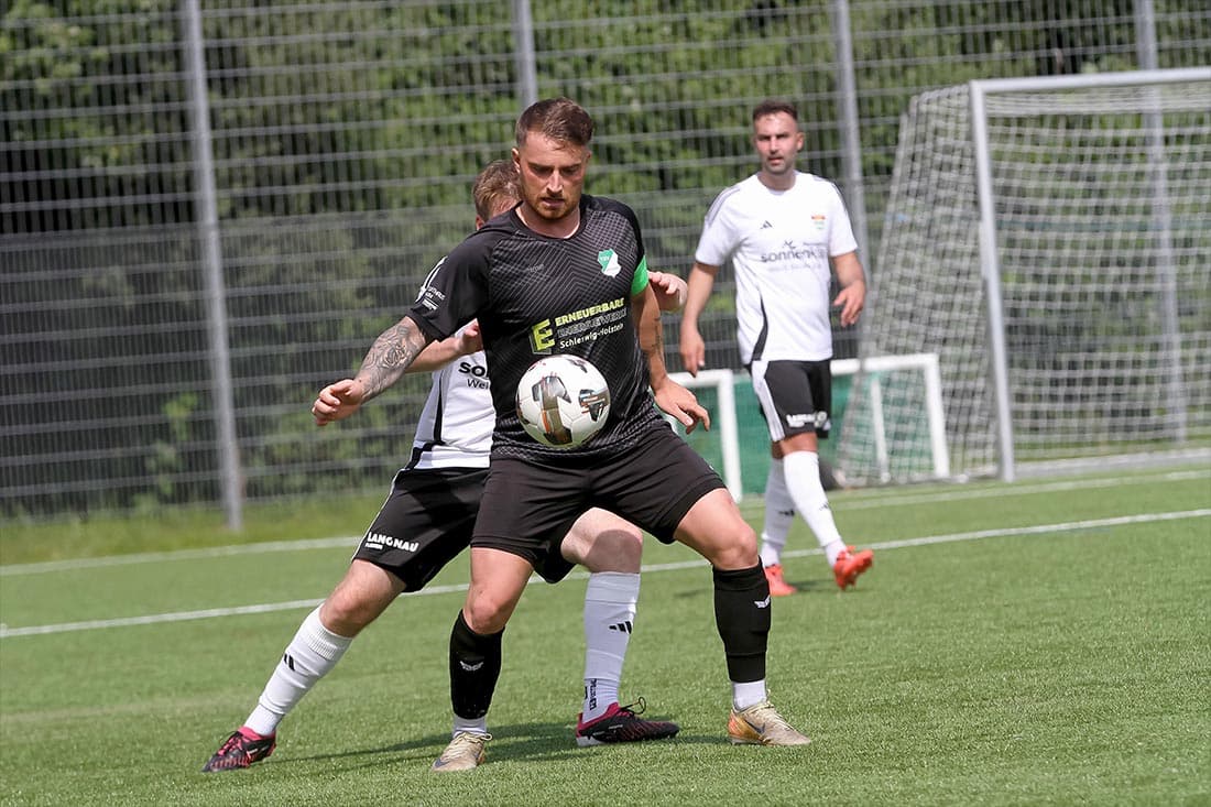 Emotionen mit Berg- und Talfahrt im Nordfriesland-Derby– Hattstedt mit 9 Mann gegen Husum zum 2:2