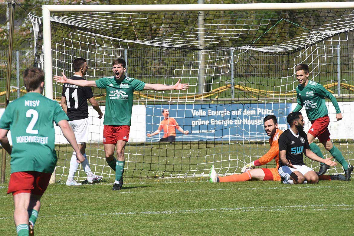 Beim VfR Neumünster Kracht es doppelt – Hohenwestedt gewinnt 2:1