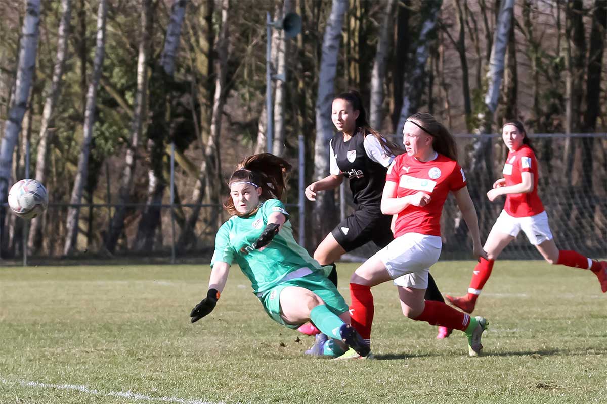 Siegtreffer von Fabienne Laborn und Hannah Totz für Holsteins U17 in der Schlusssekunde vereitelt