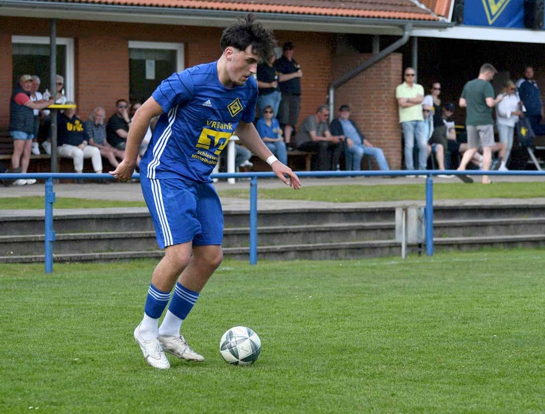 Klassenerhalt gesichert: Osterrönfeld siegt souverän in Friedrichskoog