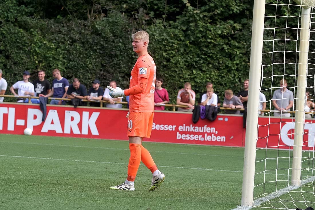 Holstein Kiel spielt bei den Löwen mit dem Feuer – zittriges 2:0 für Runde zwei