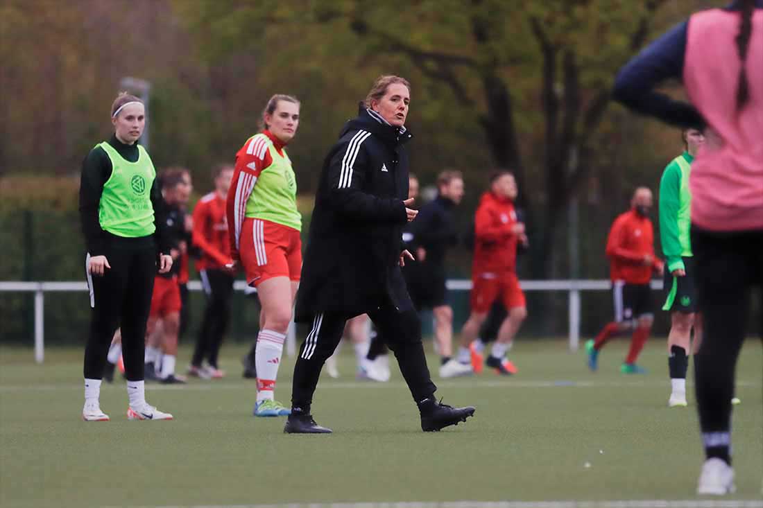 DFB-Assistenz-Trainerin Britta Carlson trainiert Frauen aus Wahlstedt