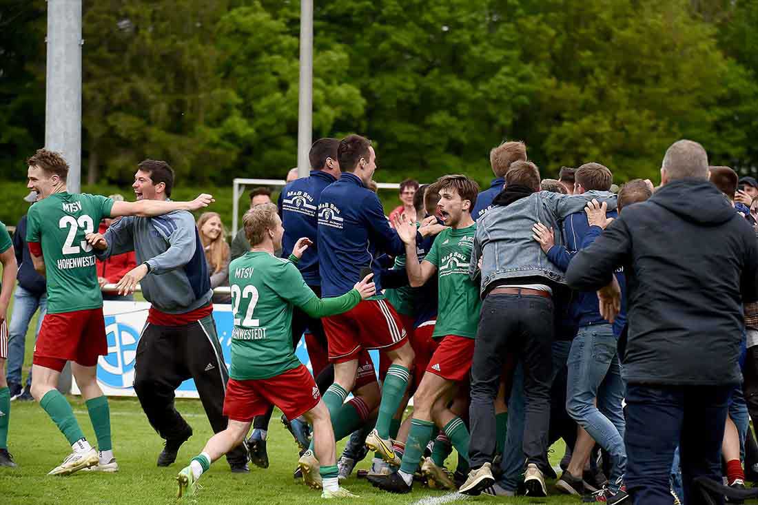 Kopfball von Henrik Schnoor öffnet Hohenwestedt Oberliga-Tor