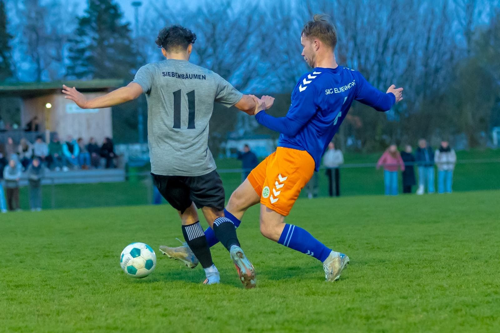 Underdog zeigt Mentalität: Siebenbäumen dreht Flutlichtspiel in Elmenhorst