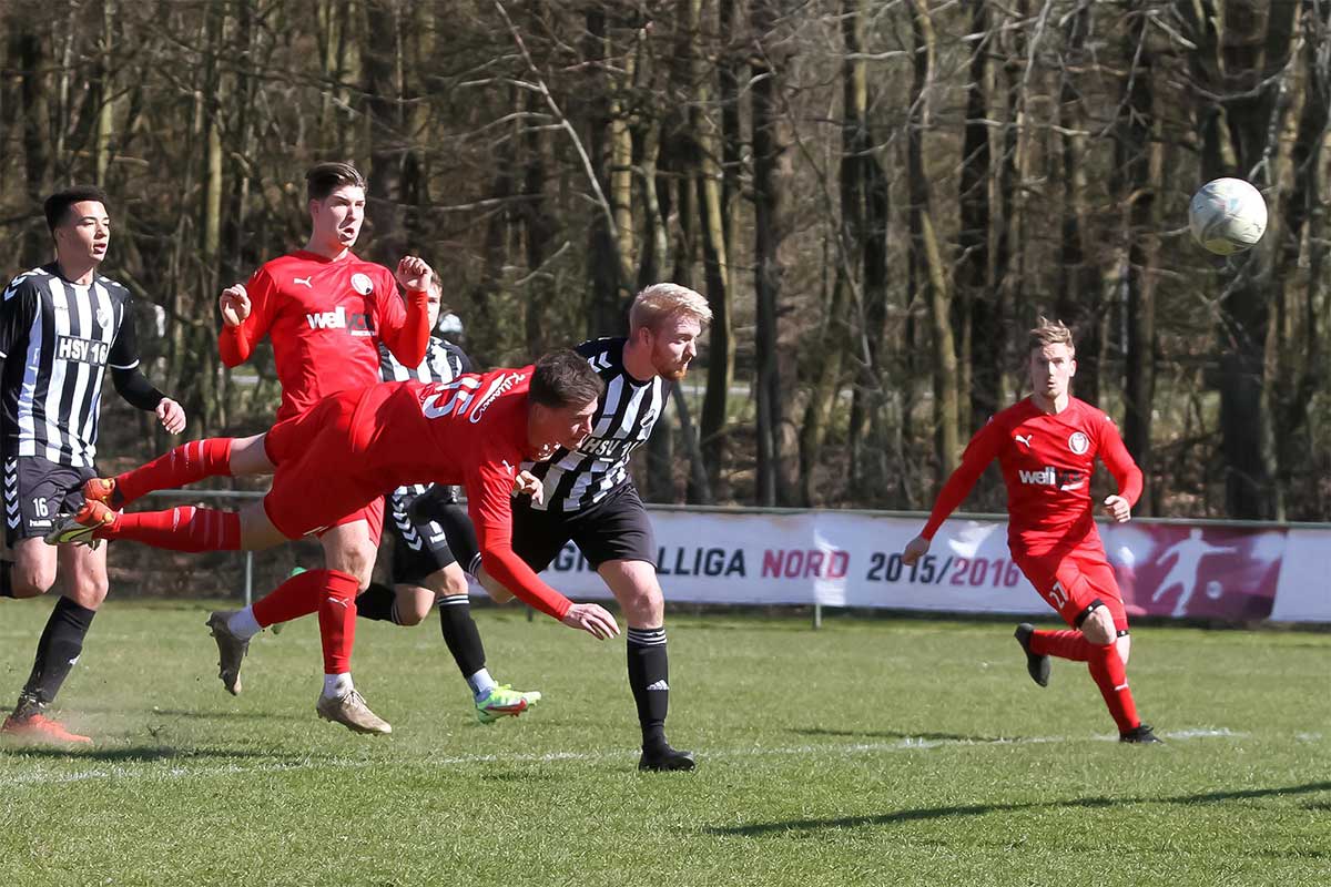 Kilias Florian Foit und Lars Horstinger springen beim 3:0 in die Bresche