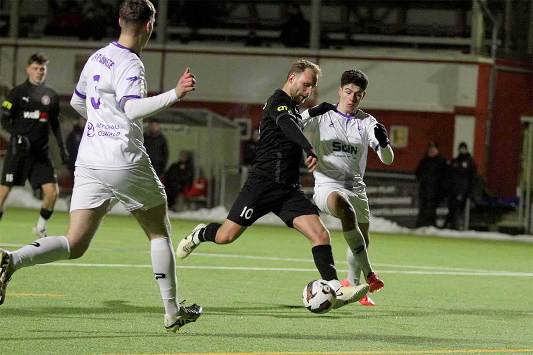 Julius Alt knackt vernageltes Tor des VfR Neumünster bei Kilias 5:0-Test