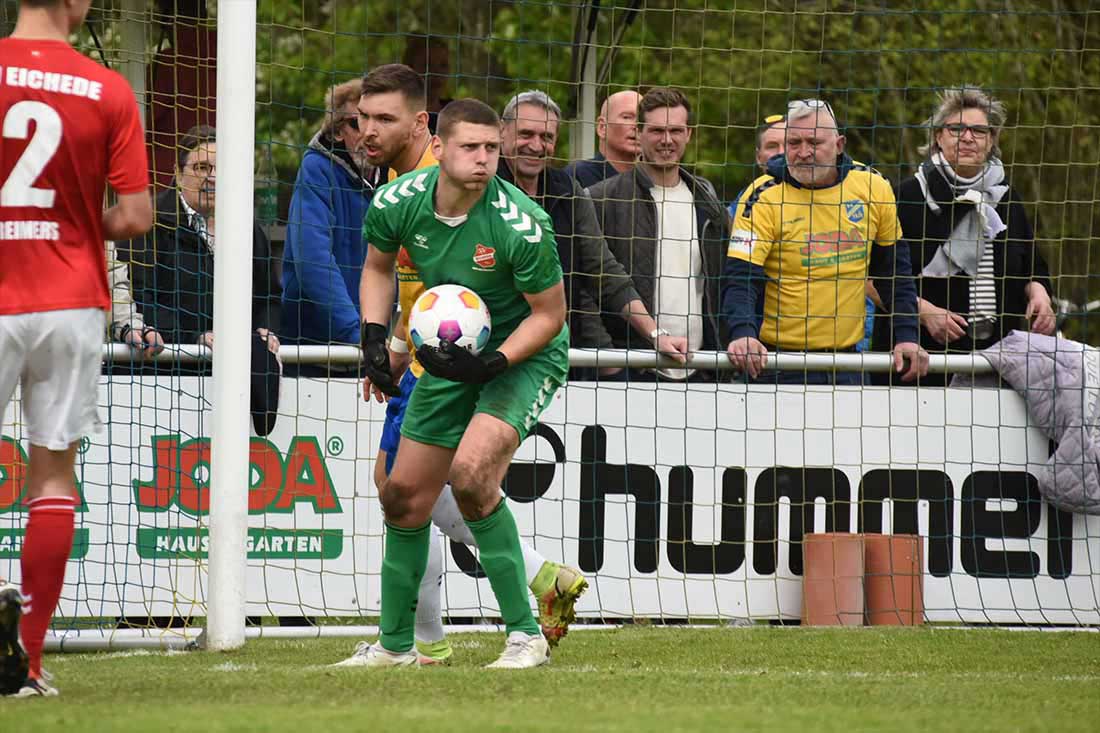 Oberliga-Torwart als Schiedsrichter: Das Parallelleben von Eichedes Marcel Gevert