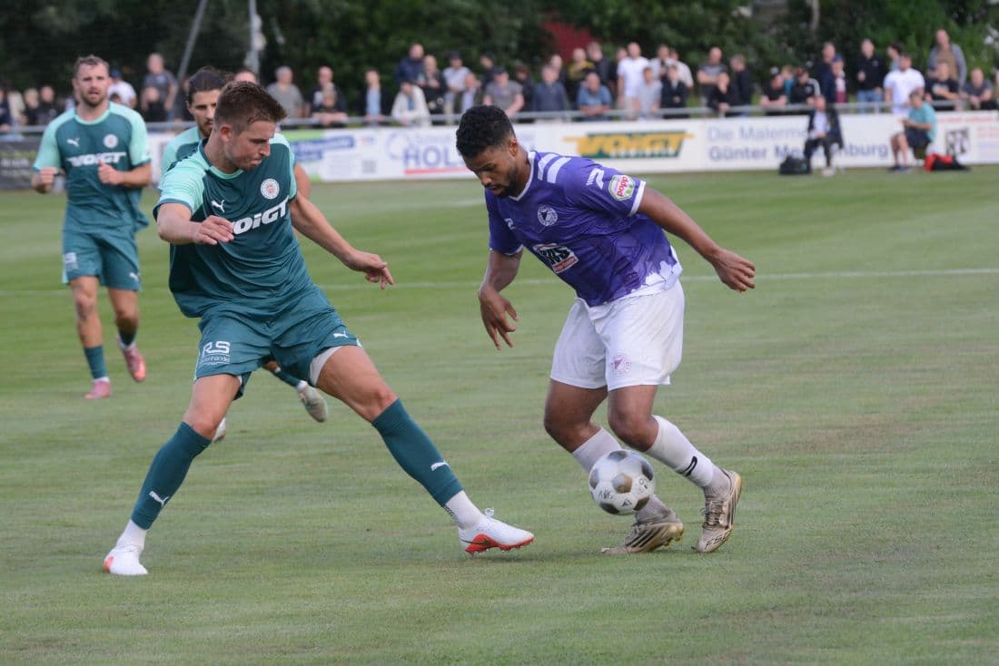 VfR Neumünster dreht 0:2 bei Phönix II und stürmt an die Tabellenspitze