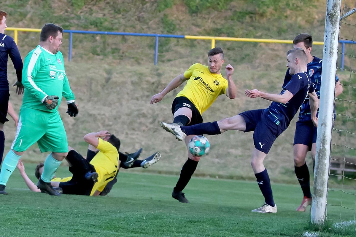 Fortuna küsst Lennart Plueschke beim Wiker 1:0 bei Saxonia