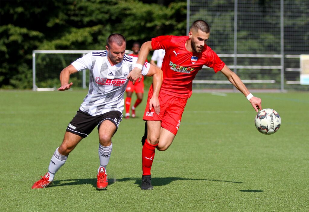 Alban Jashari (rotes Trikot) wehrte sich gegen die Niederlage, hier im Duell gegen Tim Vogel