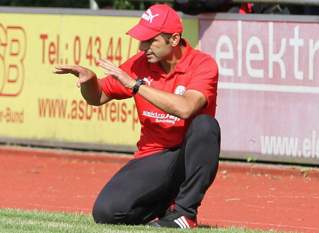Probsteis Trainer Karim Youssef gibt taktische Anweisungen