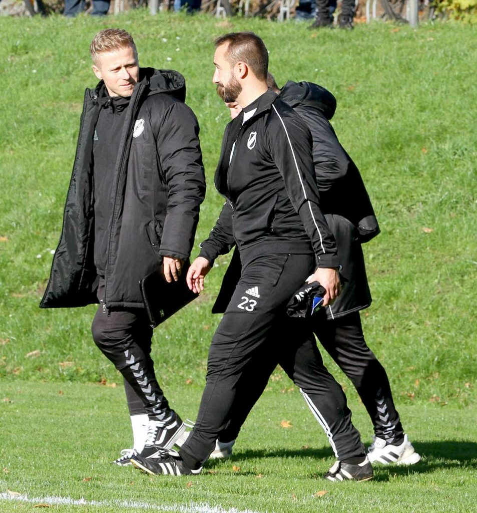 HSV-Trainer Nedeljko Veselinovic (li.) und Co Guido Braasch sahen Chancenwucher auf beiden Seiten. ©Ismail Yesilyurt