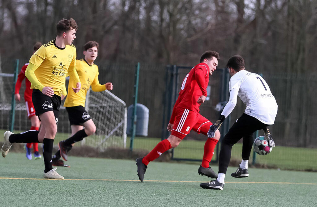 Mirco Schöning (SpVg Eidertal Molfsee) überläuft Keeper Jan Dethlefsen, schiesst dann aber links vorbei. © Ismail Yesilyurt