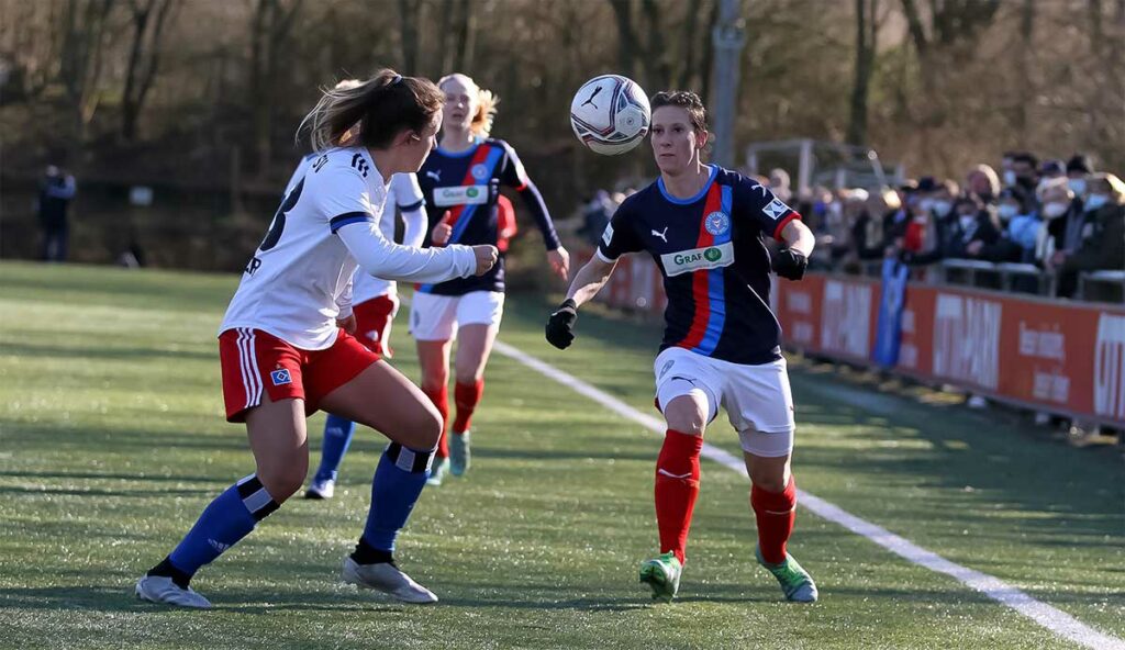 Sandra Krohn machte auf der linken Bahn ein sehr gutes Spiel, links Antonia Fischer (HSV). © Ismail Yesilyurt
