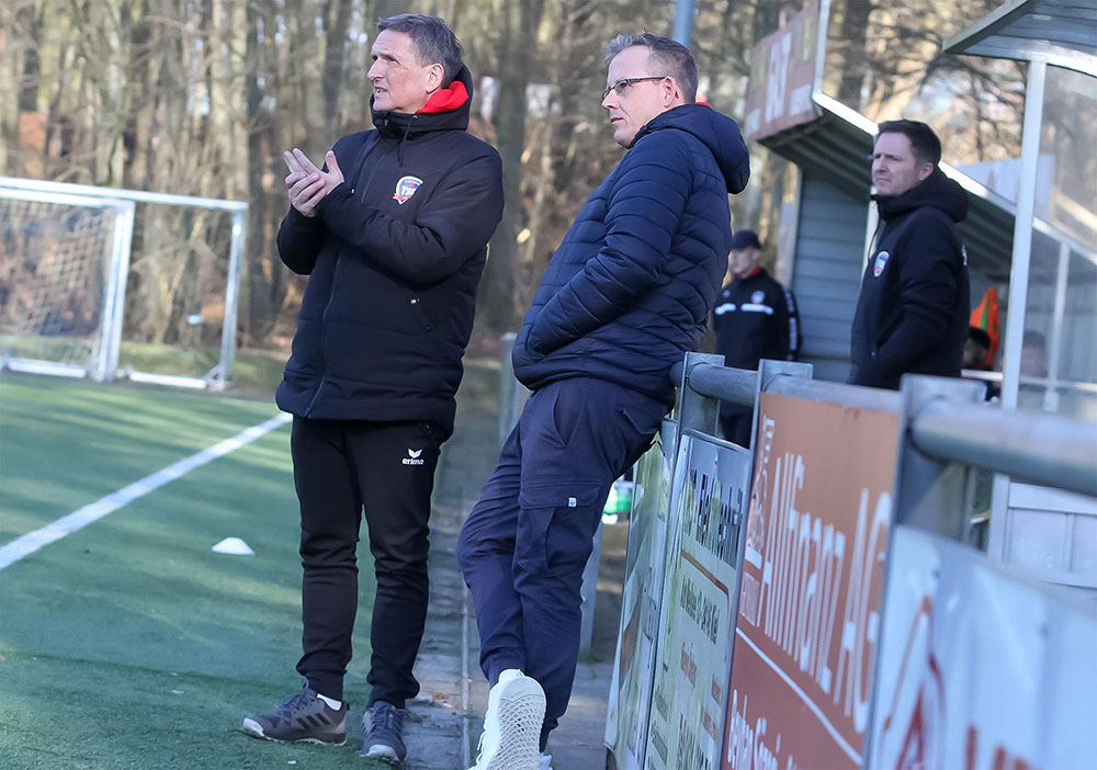 Nutzten die Halbzeitpause effektiv mit einem Reset der TSB-Elf - das Cheftrainer Duo Hoymar Sörensen (li.) und Henning Stüber. © Ismail Yesilyurt