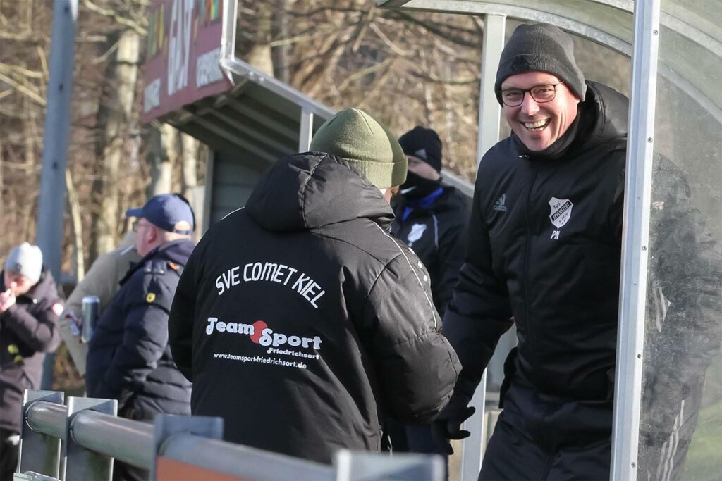 Chefcoach Patrick Nöhren (re., TuS Jevenstedt) hat nach dem ersten Dreier natürlich gut Lachen.