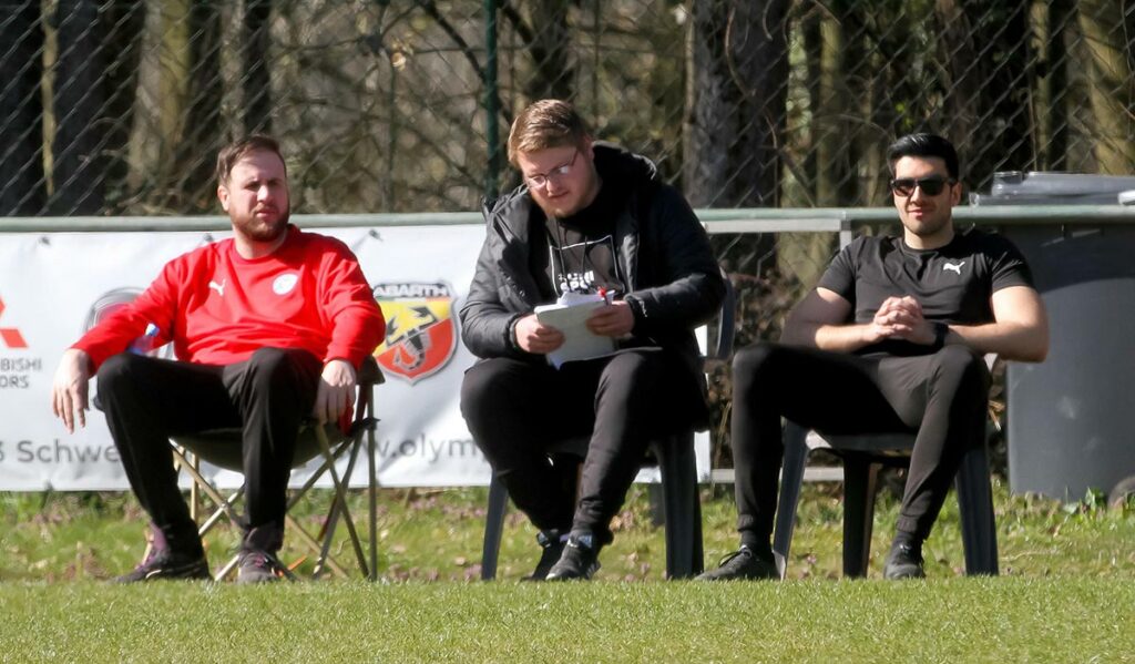 Cheftrainer Jannik Heitmann (mitte) hatte nach der Partie wenig Positives in seinem Heft stehen.