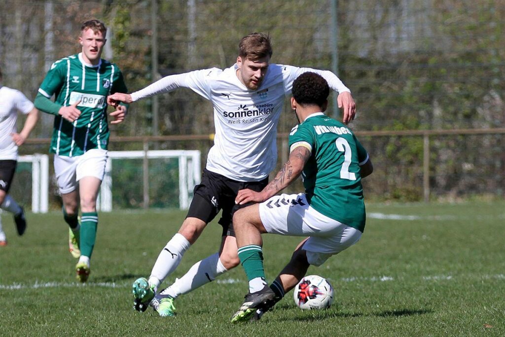 Christian Alberts (am Ball, TSV Kronshagen) fehlte bei seiner Chance die Erfahrung und der Mut für weitere Schritte. © Ismail Yesilyurt