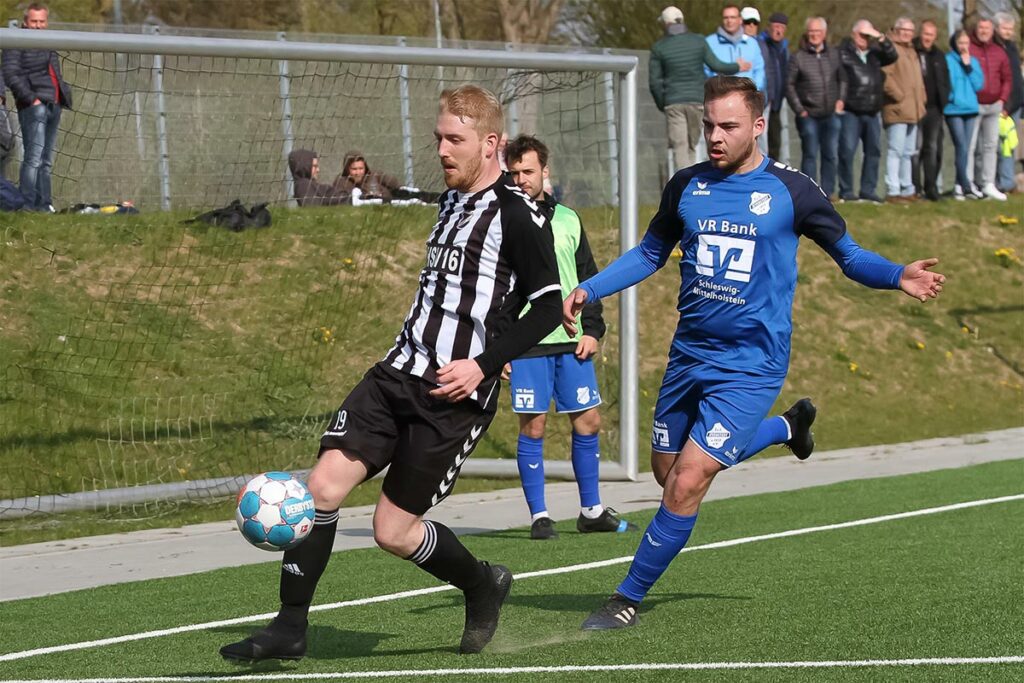 HSV-Goalgetter Timo Martens (7 Tore) wird von Rayk-Emrah Hagemann (TuS Jevenstedt) zur Ecke abgedrängt. © Ismail Yesilyurt