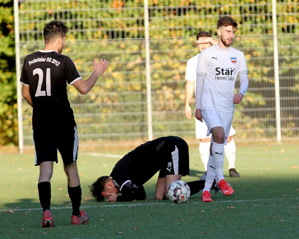 Im Hinspiel unterlagen Torschütze Batuhan Ibrahimoglu (re.) und Inter 0zu3 gegen Haris Osmanovic (am Boden) und Sazan Mohammed (21). © Ismail Yesilyurt