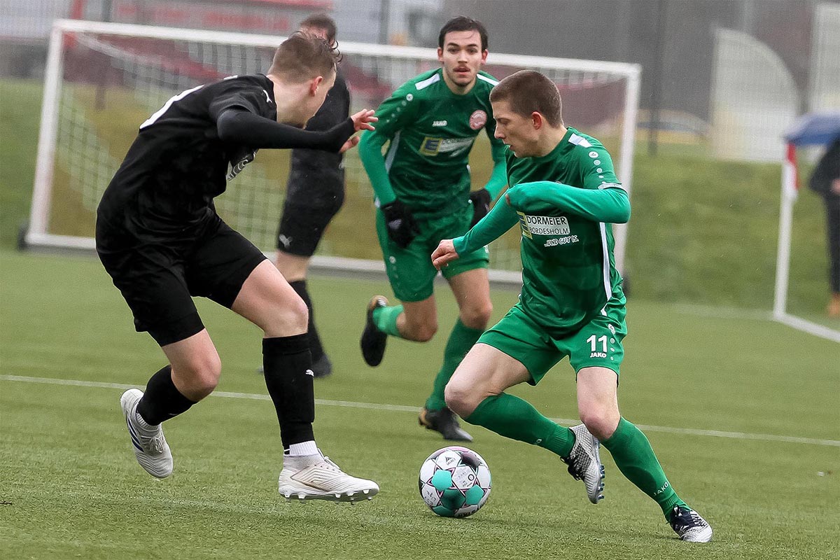 Jannik Holz (in grün) baute die Führung für den TSV Bordesholm gegen den SV Eichede aus. © Ismail Yesilyurt