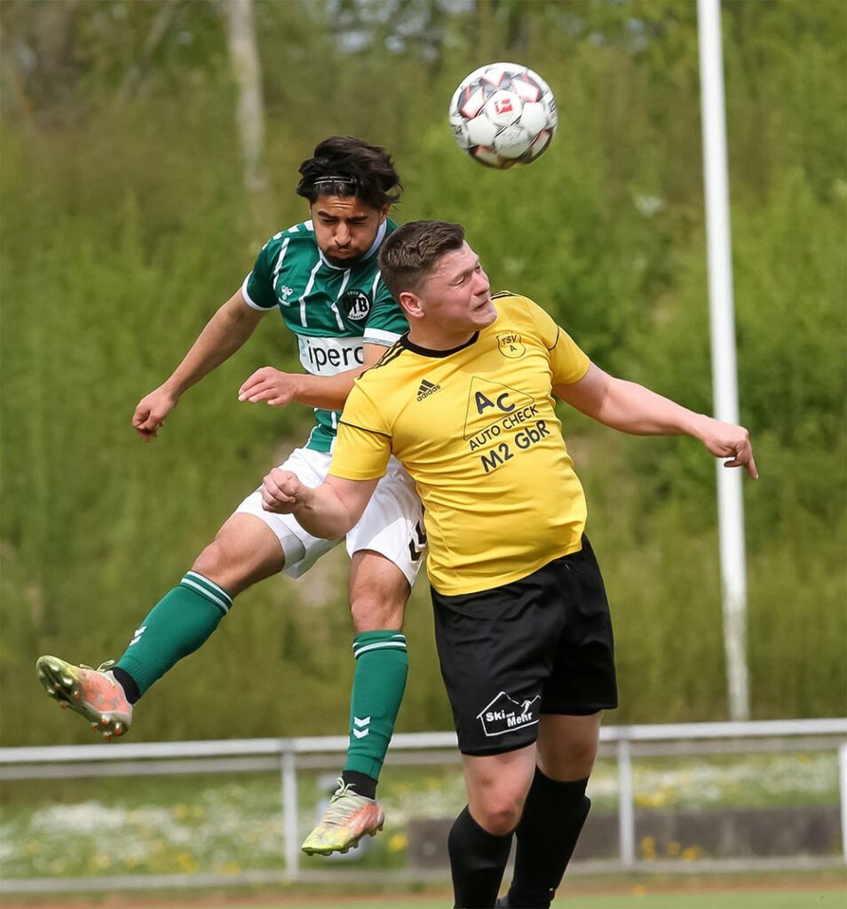 Kopfballduell der kleinsten Spieler auf dem Platz - links Belal Ahmadi (VfB Lübeck) gegen Max Andersen (TSV Altenholz). © Ismail Yesilyurt
