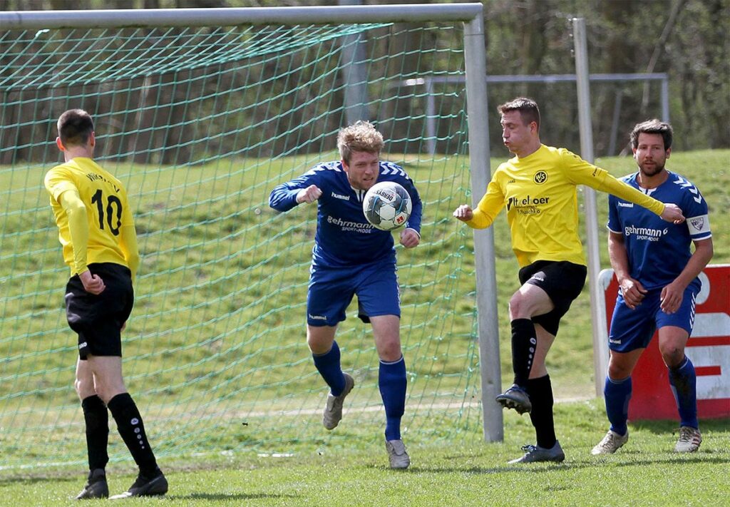 Mats Böckmann-Rixen (in blau), der hier im Spiel beim Wiker SV mit dem Kopf klärt, ist stets eine sichere Bank in der Verteidigung. © Ismail Yesilyurt