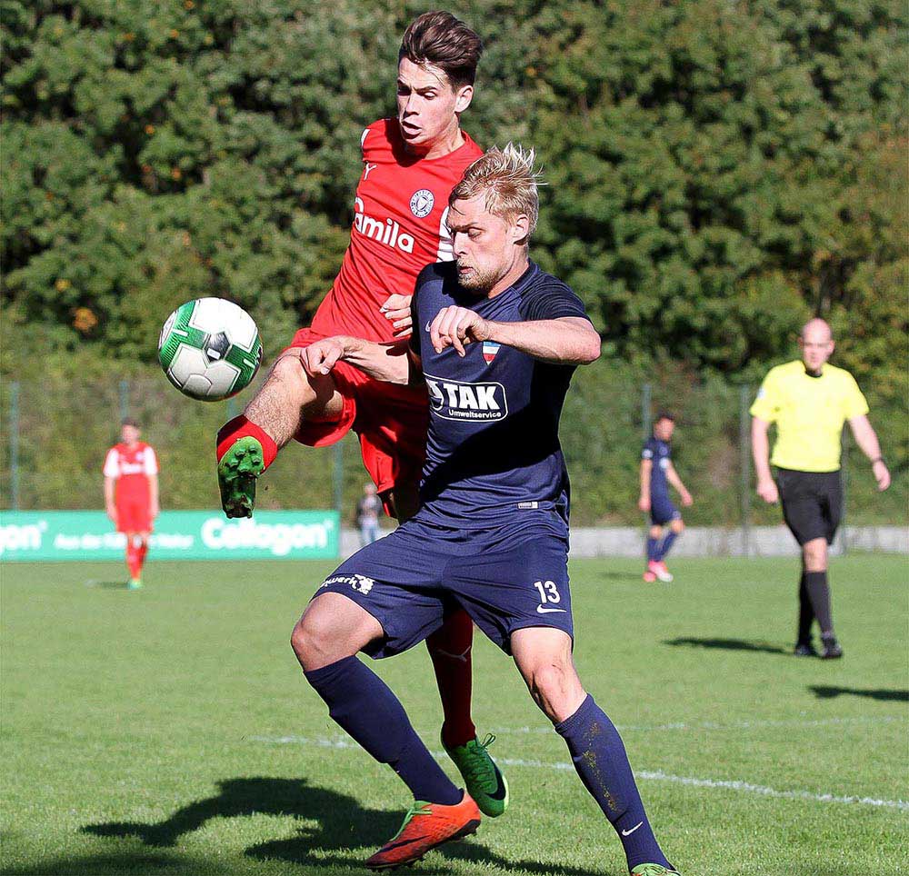 Tino Kern (Inter Türkspor Kiel) gegen Philipp Sander, der aktuell Zweitligaspieler bei Holstein Kiel. © Ismail Yesilyurt