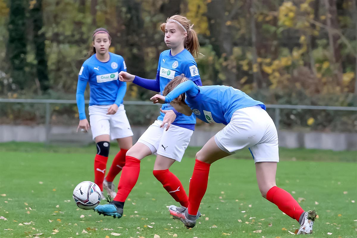 U15-Nationalspielerin Mia Mohr (mitte) musste verletzt raus, rechts Jula Schweckendiek sowie Sophia Schalke. © Ismail Yesilyurt
