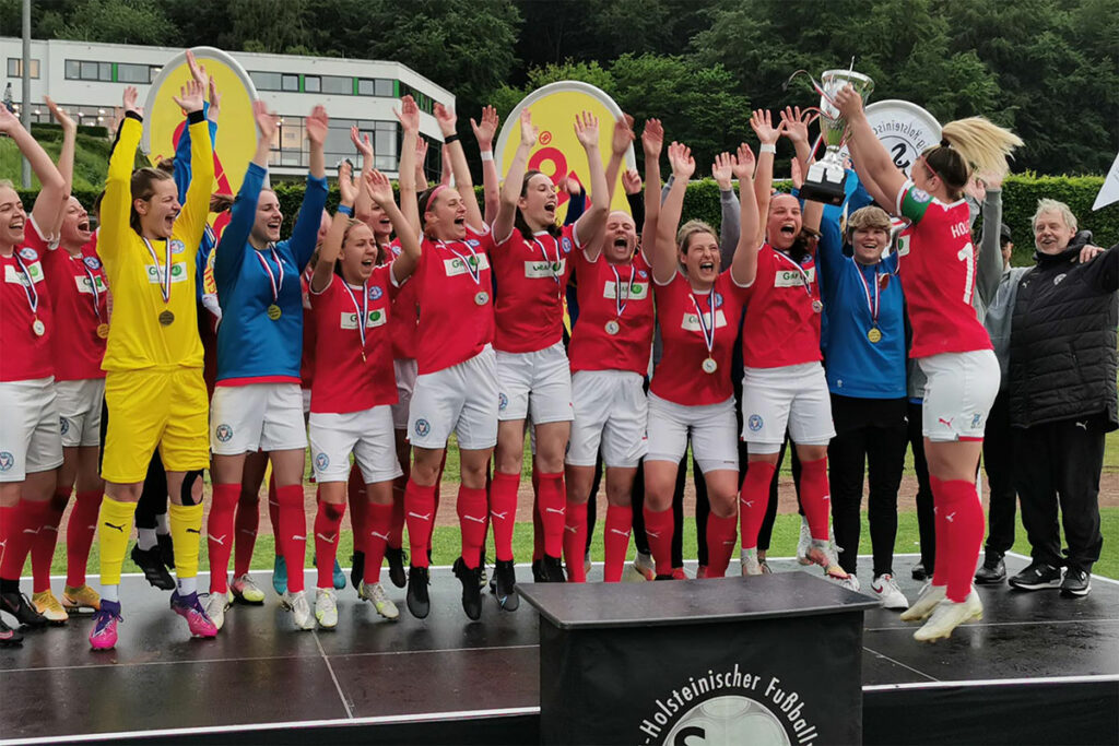 Ab geht die Siegesparty - die Frauen von Holstein Kiel holen den Landespokal. © Michael Felke