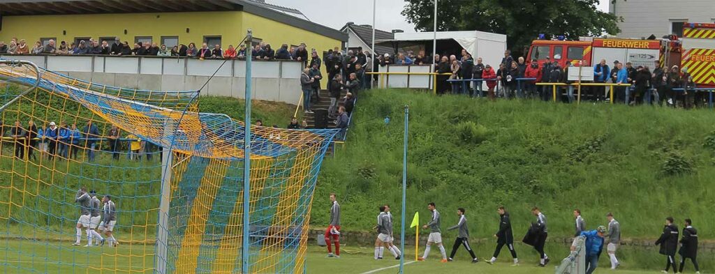 Die tief gelegene Sportanlage der FSG Saxonia bietet die beste Aussicht für die Fans. Foto Helwig Pfalzgraf