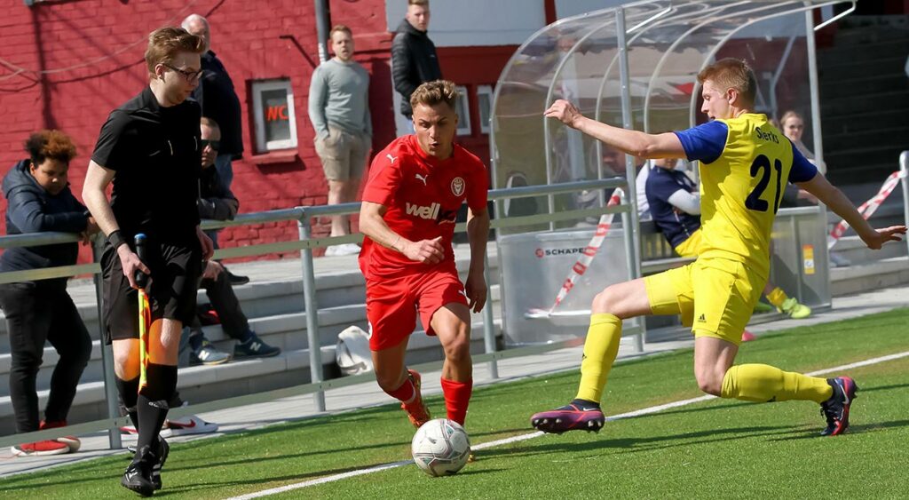 Hier überläuft Luca Aouci (FC Kilia Kiel) Janik Sierks (Osterrönfelder TSV). © Ismail Yesilyurt