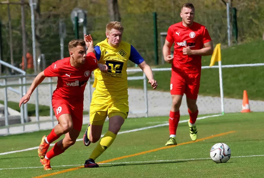 Jannik Sierks (re.), hier gegen Kilias Luca Aouci, haben sich aus der Abstiegszone gekämpft und gespielt. © Ismail Yesilyurt