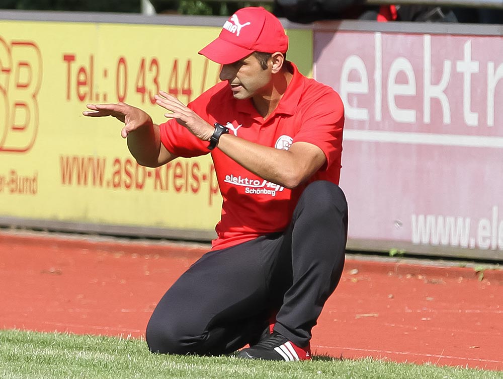 Karim Youssef, Cheftrainer der Probsteier SG, tüftelt manchmal an seiner Spielphilosophie. Wie auch gegen Rot-Schwarz Kiel. © Ismail Yesilyurt