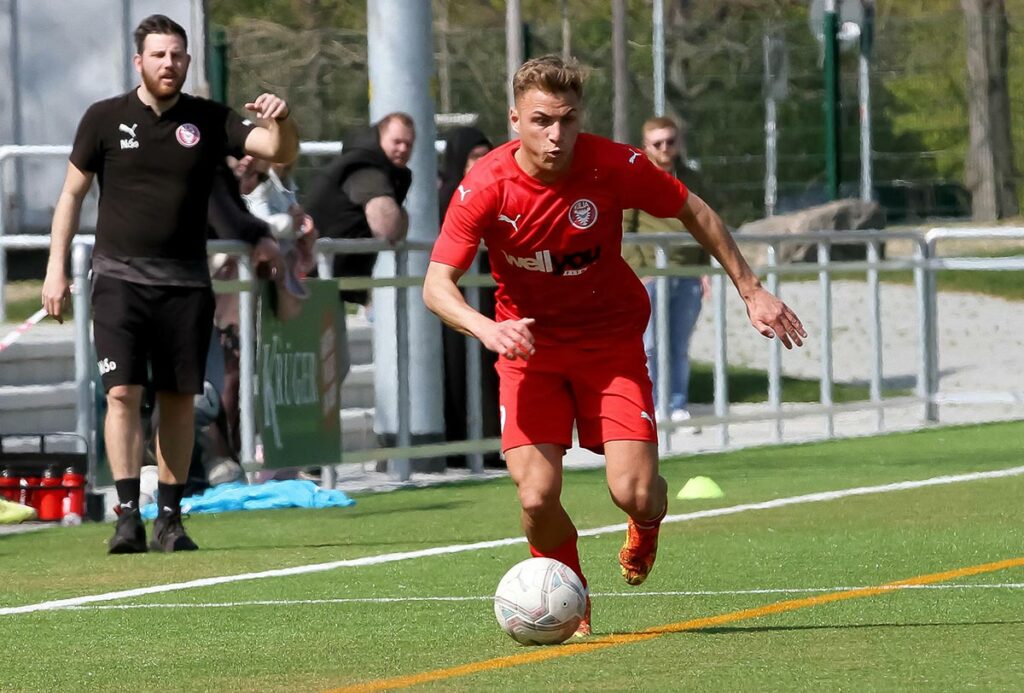 Luca Aouci reißt auf den Flanken mit seiner Schnelligkeit viele Lücken in der gegnerischen Defensive. © Ismail Yesilyurt