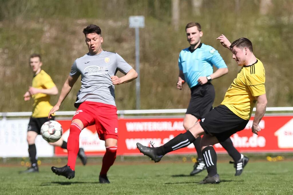 Max Andersen (TSV Altenholz), hier gegen David Senghore (Dornbreite) erzielte im Hinspiel (3:1)den Ehrentreffer. © Ismail Yesilyurt
