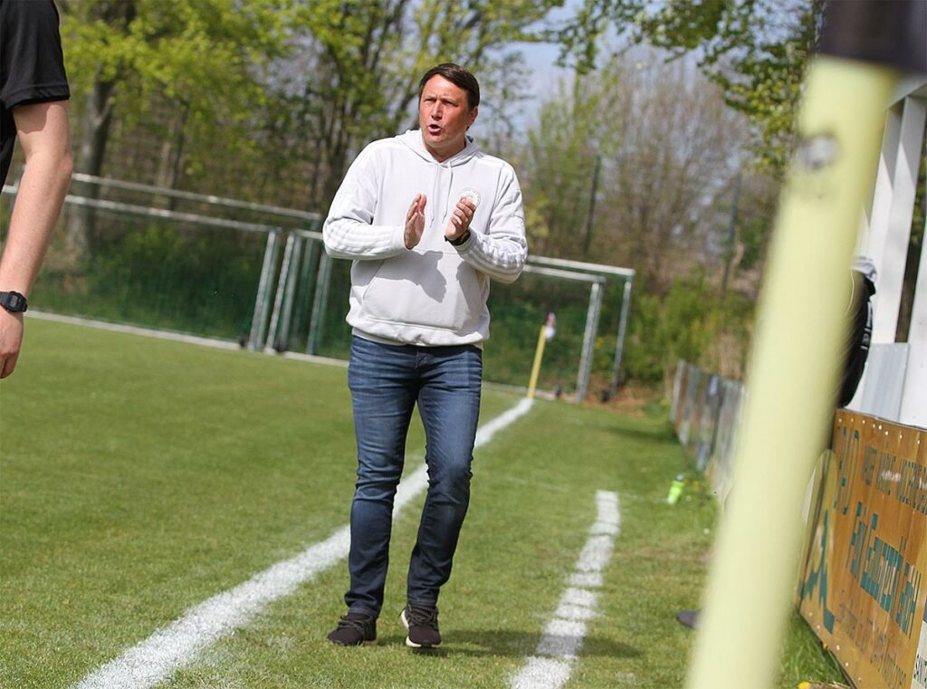 Sven Boy (Trainer PSV Neumünster) dürfte mit dem Spiel seiner Mannschaft einverstanden sein. © Ismail Yesilyurt